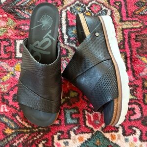 OTBT Black and Brown Wedges